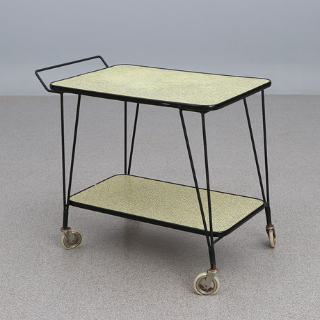 SERVERINGSVAGN. Lackerad metall med laminatskivor. 1950-tal. på auktion hos Skånes Auktionsverk