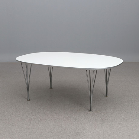 BRUNO MATHSSON & PIET HEIN. Soffbord. Laminat på ben i förkromad metall. Republic of Fritz Hansen, 2005. Etike på auktion hos Skånes Auktionsverk