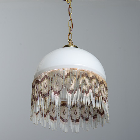 TAKLAMPA, opalglas med fransar, 1900-tal. på auktion hos Formstad Auktioner