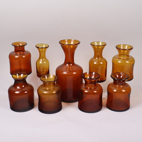 ERIK HÖGLUND. vaser, brunt glas, Boda, 1950/60-tal, 9 st. på auktion hos Markus Auktioner