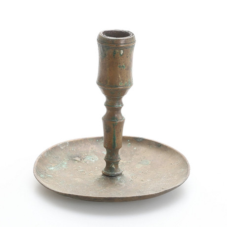 LJUSSTAKE, mässing, 1700-tal. på auktion hos RA Auktionsverket Norrköping