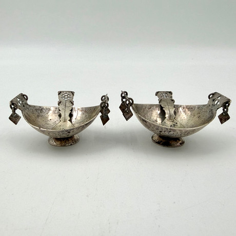 SALTKAR med saltskedar, 1 par, silver/830, stämplad för Nya Guldsmedsaffären Göte Persson, Vilhelmina, 1947. T på auktion hos Skandia Auktion