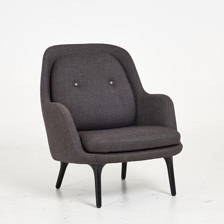 JAIME HAYON. Fåtölj, "Fri", samtida, Fritz Hansen, Danmark, textilklädsel, plakettmärkt. på auktion hos Stockholms Auktionsverk Sickla