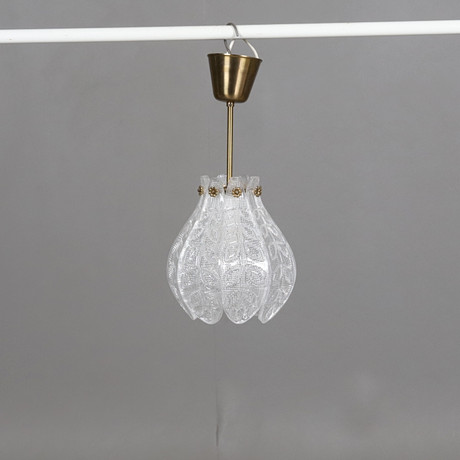 CARL FAGERLUND. Taklampa, glas & mässing, Orrefors, 1950/60-tal. på auktion hos Örebro Stadsauktioner