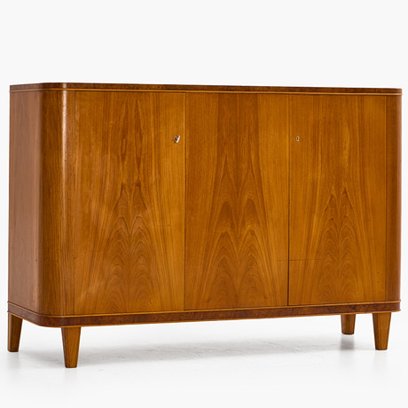 SIDEBOARD, fanerat i alm och alrot, 1930/40-tal. Swedish Modern. på auktion hos Crafoord Auktioner Stockholm