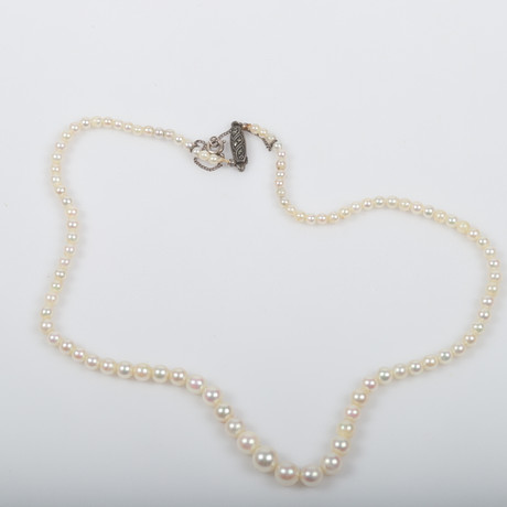 COLLIER, odlade pärlor med lås av silver och markasiter. på auktion hos Helsingborgs Auktionskammare