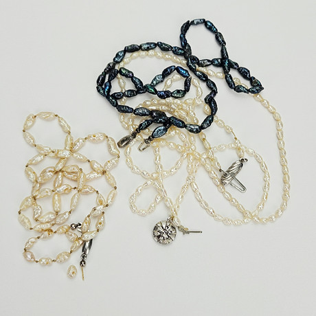 PÄRLCOLLIER, 4 st. barockformade pärlor, troligen skalpärlor, lås i silver, 1900-tal. på auktion hos Auktionshuset Thörner & Ek