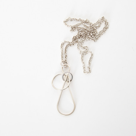 EFVA ATTLING. f 1952. Hänge "Loopiloop" med halskedja, sterlingsilver. på auktion hos Auktionsverket Engelholm