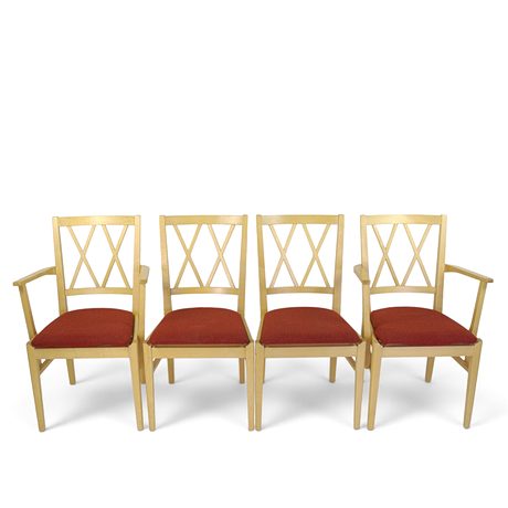 KARMSTOLAR och STOLAR, 2 + 2 delar, lackat lövträ, sits klädd med rött ulltyg, Skandiaform. på auktion hos Höganäs Auktionsverk
