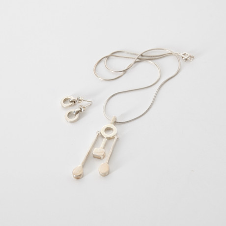 EFVA ATTLING. f 1952. Halsband med hänge samt örhängen, sterlingsilver. på auktion hos Auktionsverket Engelholm