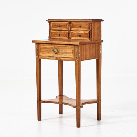 DAMARBETSBORD, 1800-tal, fanerad i mahogny, intarsia, uppsats med fyra lådor, mässing handtag och belag. på auktion hos Stockholms Auktionsverk Magasin 5