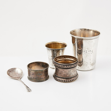 PARTI SILVER, 5 dlr, pokaler, servettringar, sked, blandad tillverkning, England, Sverige, 18/1900-tal. på auktion hos Stockholms Auktionsverk Sickla