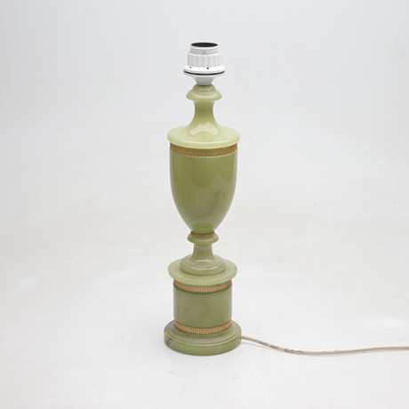 BORDSLAMPA, alabaster, Italien, 1900-talets andra hälft. på auktion hos Gomér & Andersson Norrköping