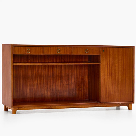 SIDEBOARD / BOKHYLLA, mahognyfanér, dragöglor i mässing, 1940-tal. på auktion hos Crafoord Auktioner Stockholm