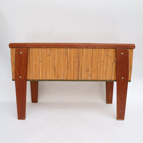 BLOMBORD, 1950-1960-tal, teak med flätat naturmaterial. på auktion hos Falun Auktionsbyrå