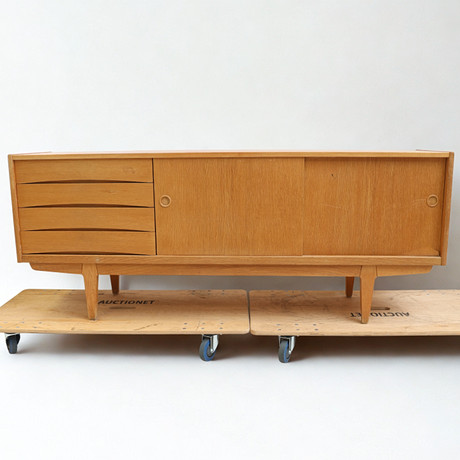 ERIK WÖRTZ. Sideboard, "Ulvö" Ikea, 1960-tal Ek, med 4 lådor samt dubbla skjutdörrar. på auktion hos Falun Auktionsbyrå