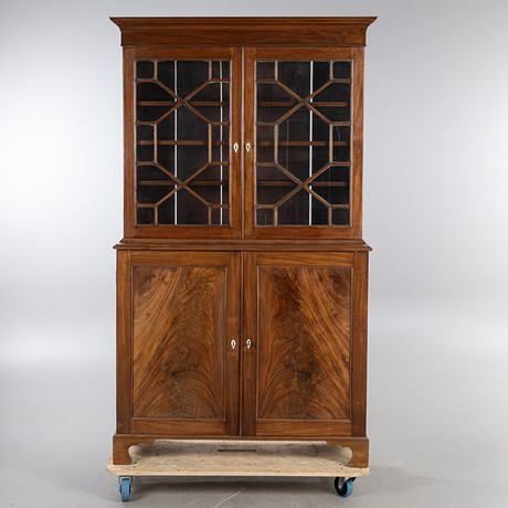 BOKSKÅP, 2-delat, England, 1800-talets andra hälft. på auktion hos Stockholms Auktionsverk Helsingborg