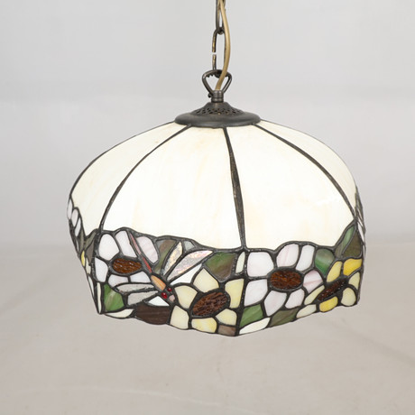 TAKLAMPA tiffanystil. på auktion hos Höörs Auktionshall