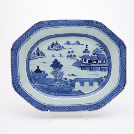 STEKFAT, Kina, porslin med koboltblå måleri föreställande pagodlandskap, Jiaqing (1796-1820). på auktion hos Crafoord Auktioner Lund