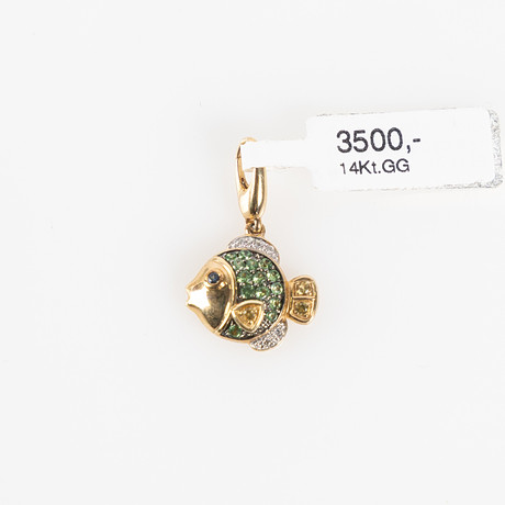 BERLOCK / HÄNGE, 14K guld med 0,02 diamanter och färgade stenar. på auktion hos Stockholms Auktionsverk Helsingborg