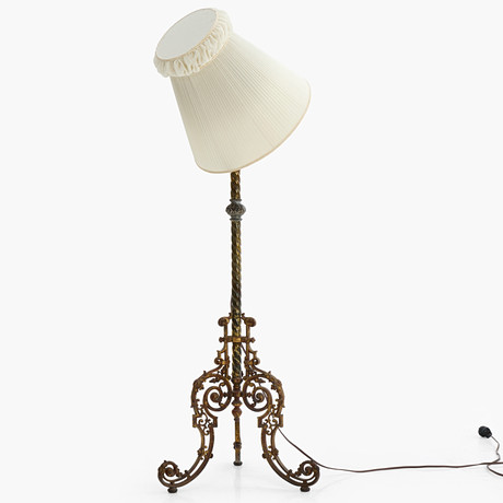 FOTOGENLAMPA, golvlampa, gjutjärn och mässing. på auktion hos Crafoord Auktioner Stockholm