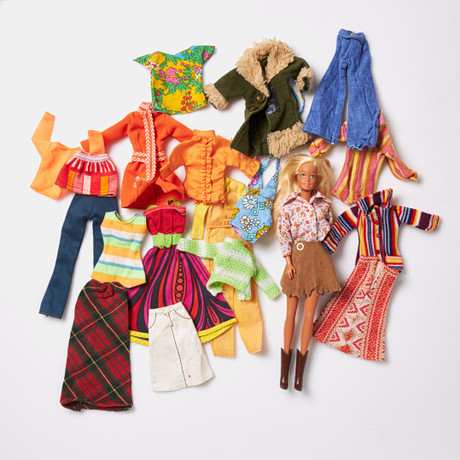 MATTEL, Barbie "Malibu Barbie", med kläder och accessoarer, samt katalog, väska i original, 1970-tal. på auktion hos Stockholms Auktionsverk Sickla