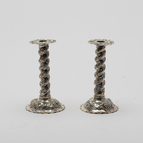 LJUSSTAKAR, ett par, barockstil, silver. på auktion hos Uppsala Auktionskammare