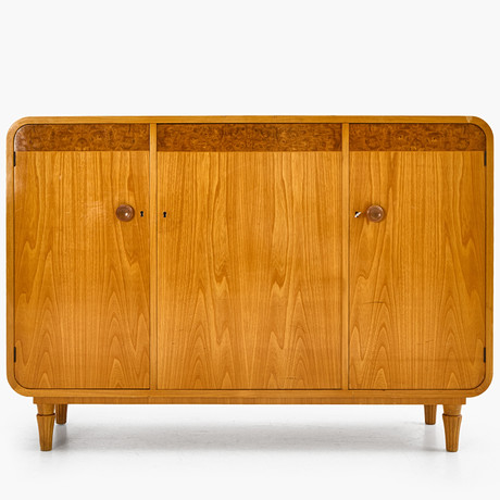 SKÅP, rot- och almfanér, 1940-tal. Swedish Modern. på auktion hos Crafoord Auktioner Stockholm