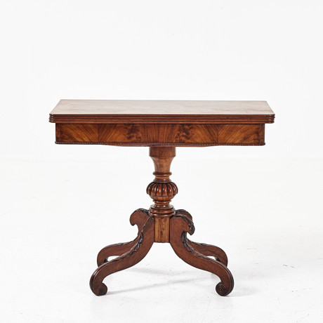 SPELBORD, 1800-talets slut, nyrokoko, fanerad i mahogny. på auktion hos Stockholms Auktionsverk Magasin 5