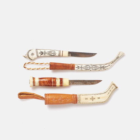 SAMEKNIVAR, 2 st, monogramsignerade, Bl.a Anton Enarsson, renhorn, läder. på auktion hos Stockholms Auktionsverk Sickla