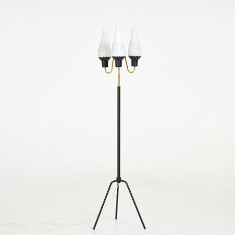 GOLVLAMPA. 1900 talets mitt, tre ljuspunkter, glaskupor i vitt underfångsglas, linjerad dekor, lackerad stomme på auktion hos Stockholms Auktionsverk Sickla