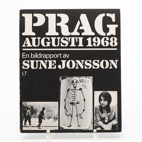 FOTO. SUNE JONSSONS LITE OVANLIGA BILDRAPPORT PRAG AUGUSTI 1968. på auktion hos Crafoord Auktioner Lund