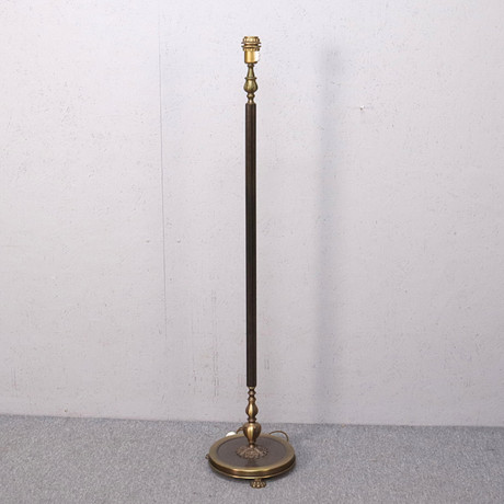 Golvlampa, mässing, 1900-talets andra hälft. på auktion hos Markus Auktioner