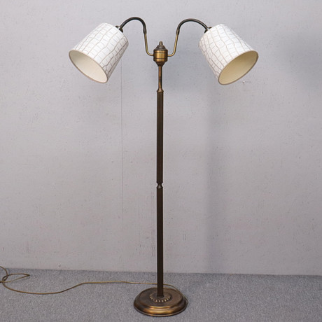GOLVLAMPA, R.B, gulmetall, sent 1900-tal. på auktion hos Markus Auktioner