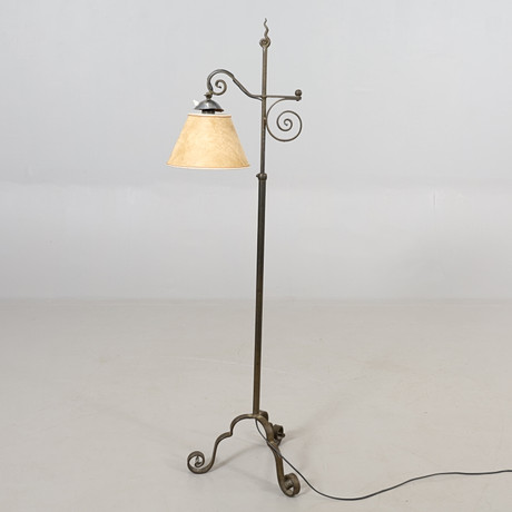 GOLVLAMPA metall 1900-talets mitt. på auktion hos Höörs Auktionshall