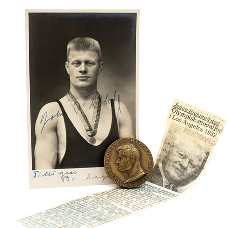 JOHAN RICHTHOFF. Fyrstads-medalj, Unik, Brottning med signerat vykort 1956. på auktion hos Norrlands Auktionsverk