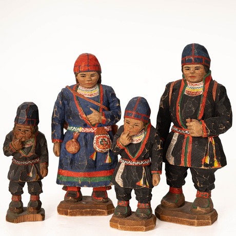 TORBORG LINDBERG KARLSSON. Skulpturer "Samisk familj" Snidat & bemålat trä, Signerade 1900-tal (4st). på auktion hos Norrlands Auktionsverk