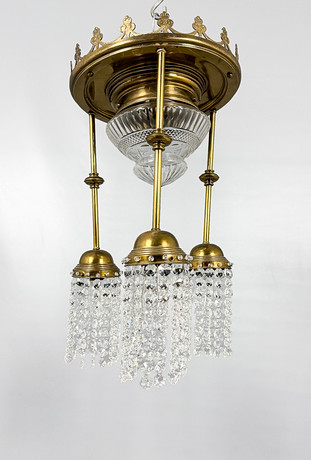 TAKLAMPA, Art Nouveau, mässing, prismor, 1900-tal. på auktion hos Auktionshuset STO Bohuslän