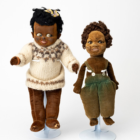 DOCKOR, 2 st, etikettmärkta Farnell's Alpha Toys respektive Norah Wellings, England, 1900-tal. på auktion hos Auktionshuset Kolonn