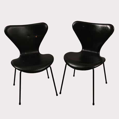 ARNE JACOBSEN. Stolar, svart läder, svart benställning, "sjuan". 2 stycken. på auktion hos Limhamns Auktionsbyrå