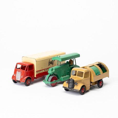 SOPBIL, LASTBIL samt VÄLT, Dinky Toys, England, 1950-tal. på auktion hos Auktionshuset Kolonn
