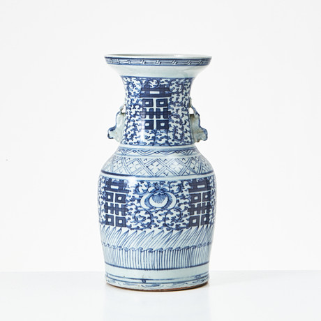 VAS, porslin, Kina, 1800-talets slut, balusterformad, med hänklar i form av tempellejon, dekor av dubbla lycko på auktion hos Stockholms Auktionsverk Magasin 5