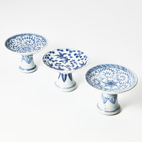 STEMCUPS, 3 st., porslin, Kina, 18- och 1900-tal, dekor i underglasyrblått. på auktion hos Stockholms Auktionsverk Magasin 5