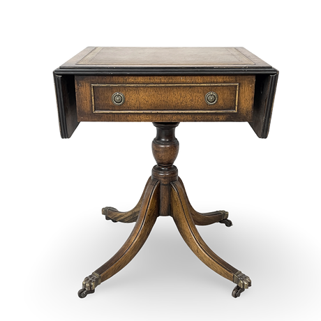 SIDOBORD/KLAFFBORD, på hjultrissor, engelsk stil, 1900-tal. på auktion hos Roslagens Auktionsverk