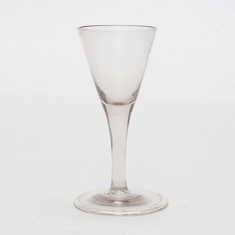 GLAS, svagt gråfärgat, omvikt fot, 1700-tal. på auktion hos Kalmar Auktionsverk