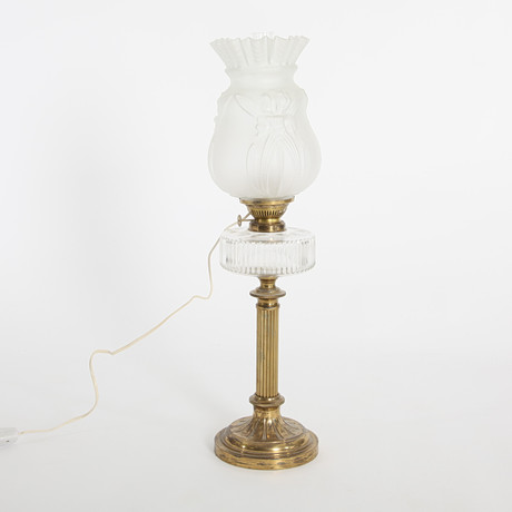 BORDSLAMPA, fotogenlampa, elektrifierad, 1900-talets första hälft. på auktion hos Auktionsverket Engelholm
