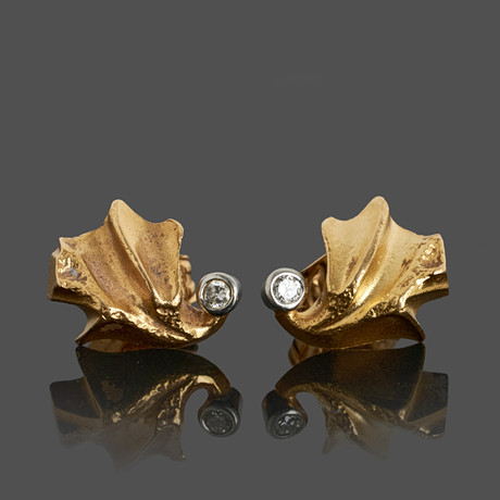 LAPPONIA, örhängen, ett par, 18k guld, abstrakt form med briljantslipade diamanter 0.03ct vardera, Finland. på auktion hos Crafoord Auktioner Stockholm