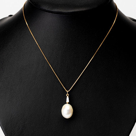 HÄNGE med pärla och diamant och vit sten, samt KEDJA, guld, 18K. kedjan Balestra, Italien. på auktion hos Auktionshuset Kolonn