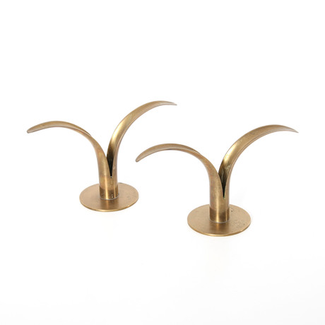 IVAR ÅLENIUS-BJÖRK. 1905-1978, Ljusstakar "Liljan", 1 par, mässing, Ystad Metall. på auktion hos Auktionsverket Engelholm
