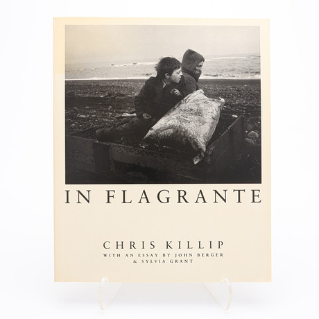 CHRIS KILLIPS "IN FLAGRANTE" I FÖRSTA BRITTISKA UPPLAGAN, 1988. på auktion hos Crafoord Auktioner Lund